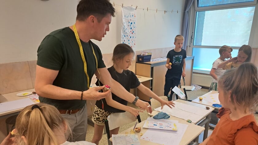 Basisschoolklassen kunnen creatief aan de slag met klederdracht tijdens het Klederdrachtjaar van SCAB Urk
