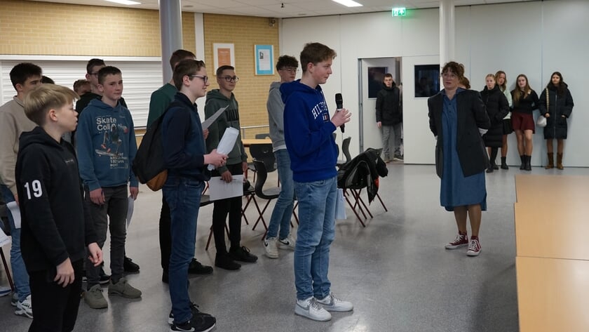 Jongeren van de Pieter Zandt Urk laten hun stem horen over beleven van tachtig jaar vrijheid