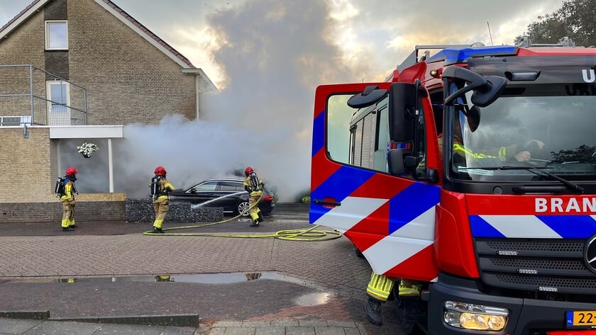 Veel rookontwikkeling bij autobrand op de oprit van een woning aan Het Roer