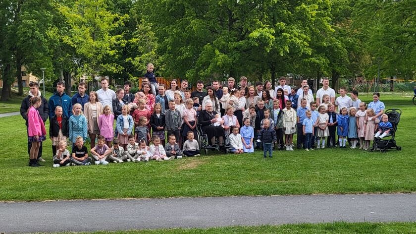 Uniek gegeven: Andrea Baarssen-de Wit met honderd achterkleinkinderen op één foto