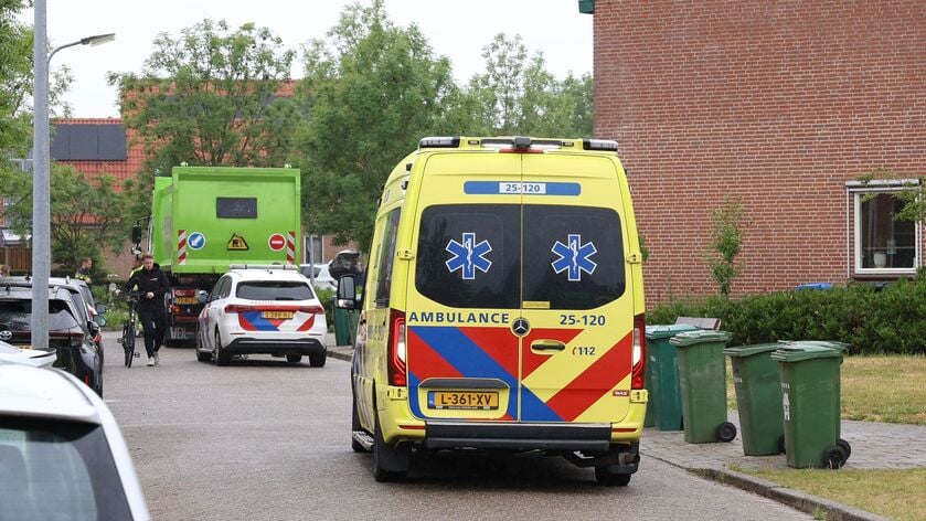 Ongeval fietser en vuilniswagen op de Roggebot; traumahelikopter is ingeschakeld