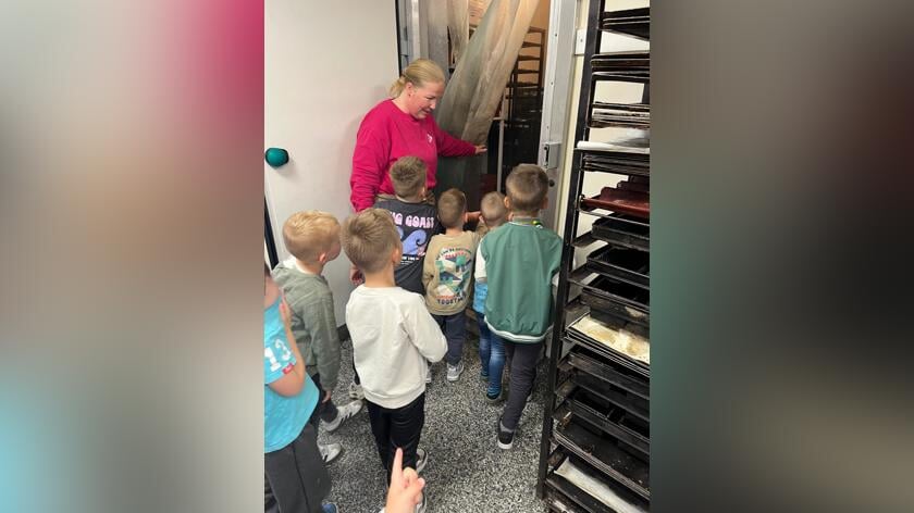 Kleuters Harmpje Visserschool op bezoek bij Bakker Bart; ‘over een jaar of vijftien vast een aantal goede bakkers erbij op Urk!’