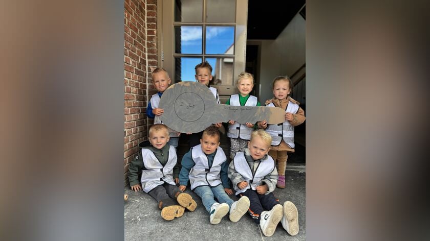 Kinderdagverblijf Ut Bottertjen neemt de sleutel in ontvangst van hun tweede locatie in het Rode Kruisgebouw