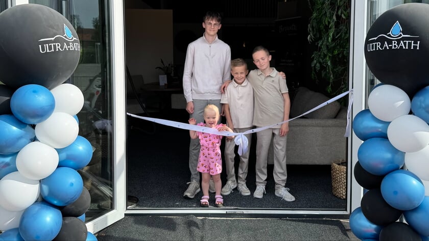 Nieuwe showroom Ultrabath Badkamers en Sanitair is op feestelijke wijze geopend; opening verricht door kinderen van de eigenaren