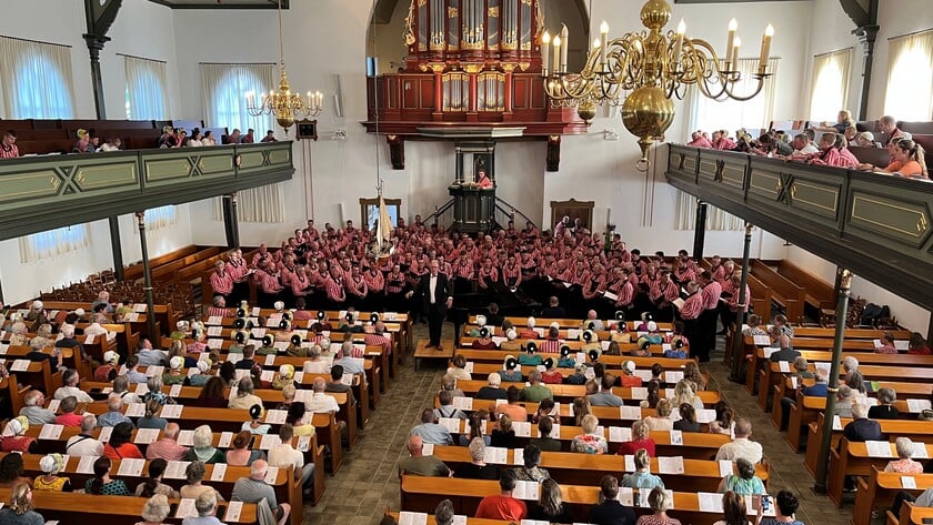 Feestelijk Urkerdagconcert in de Bethelkerk: Hallelujah en Crescendo zingen voor de dertigste keer samen