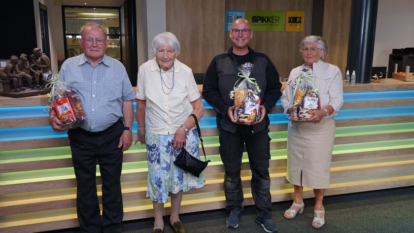 Puzzelwinnaars in het zonnetje gezet; woordzoeker uit jubileumkrant massaal opgelost