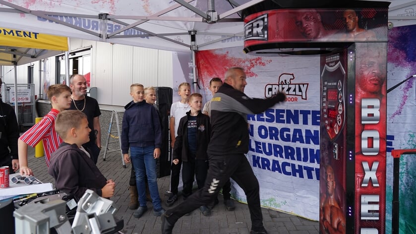 Bezoekers testen spierkracht bij demodag van Op ‘t Hof op Urk