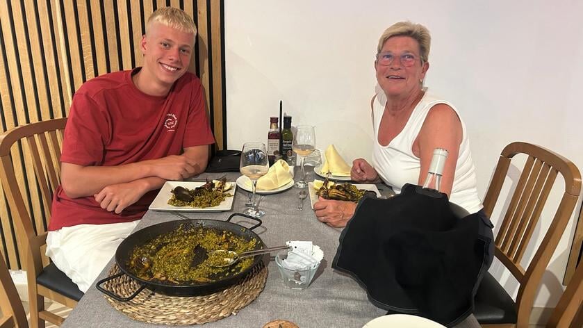 Fokke Post (16) verrast zijn bessien met zonnige trip naar het Spaanse Calella