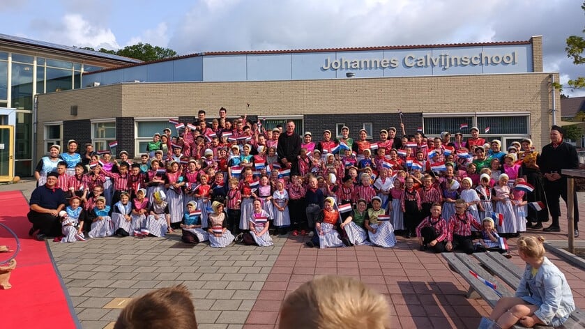Meester Taanman viert 25-jarig jubileum op de Johannes Calvijnschool, collega’s en leerlingen verrassen hem in klederdracht