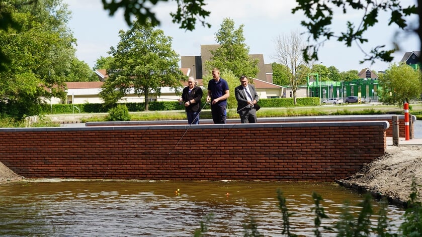 Wethouder Willem Foppen gooit een hengeltje uit om het park aan het Noorderzand te heropenen