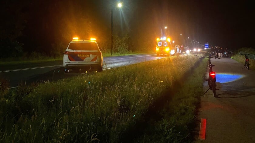 Zeventienjarige Urker op de fiets breekt been bij aanrijding