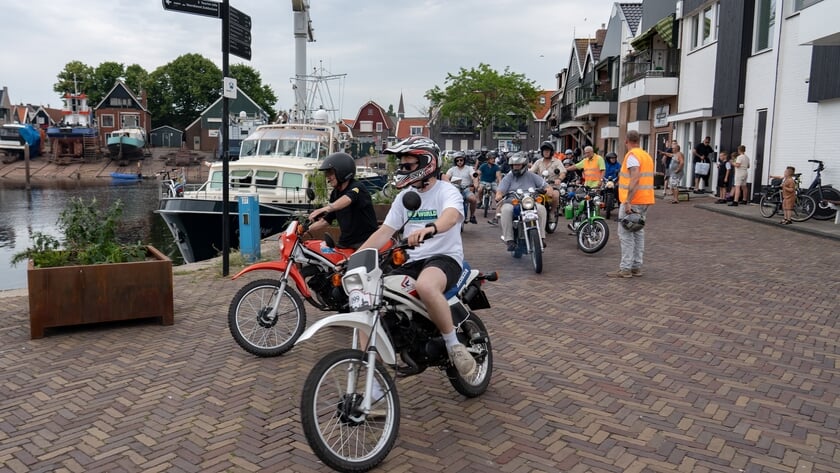 Oldtimerclub Urk en NOP genieten van zonnige zevende editie van de Kibbelingrit: ‘een geweldig mooie dag’
