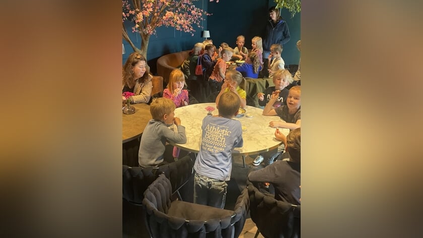 Kleuterklas van de Koningin Wilhelminaschool brengt bezoek aan Umai Resto Bar en geniet van een smakelijke middag