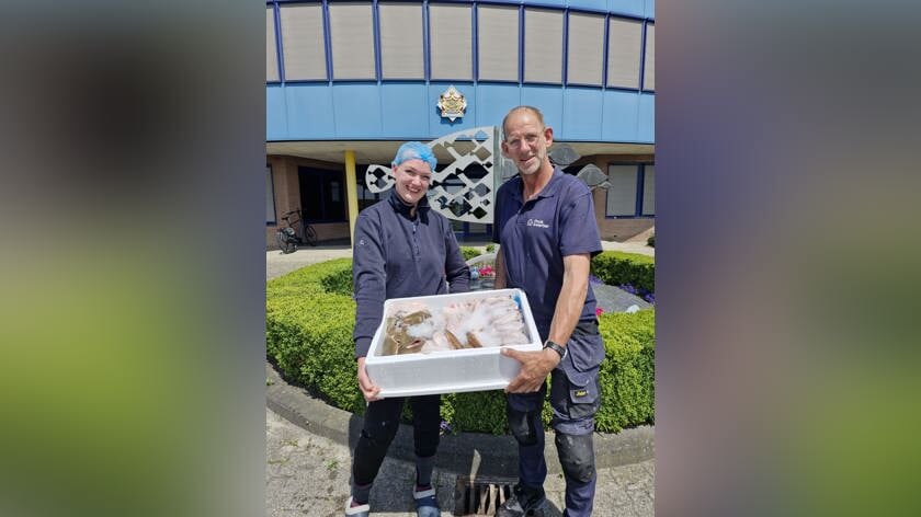 Feestelijke trekking van de Vaderdagactie van Visveiling Urk; Jannieke, Lucian en Annette vallen in de prijzen