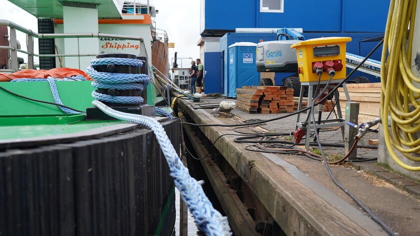Politiek wordt bijgepraat over toestand Urker havenkades; wat moet er gebeuren en wat gaat dat kosten