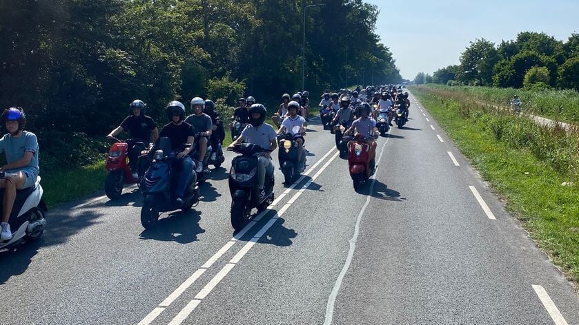 Indrukwekkende ‘ride out’ met scooters voor overleden plaatsgenoot Meindert Willem Visser