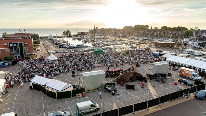 Massale havenzang met Urker koren als aftrap van vijftig jaar Zingen in de Zomer
