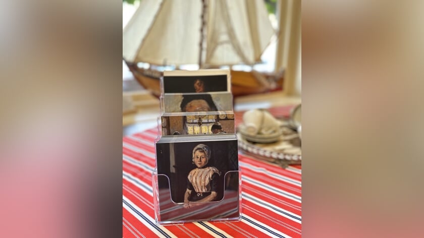 Set van vier Urker kunstkaarten te koop in Museum het Oude Raadhuis; onder meer sfeervol tafereel en lachende Jan Weerstand