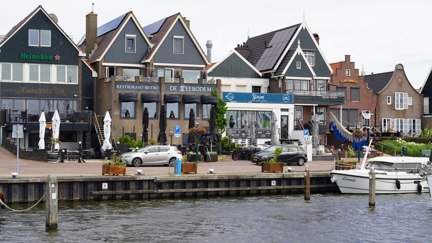 De Urker havenkades zijn op sommige plekken in zeer slechte toestand; potjes met geld worden gezocht