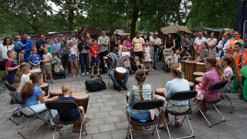 Urk geniet van Afrikaanse cultuur op gezellige Afrikamarkt in het Wilhelminapark