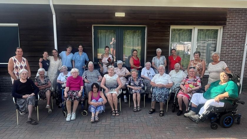 Groep van dertien bewoners van Het Dok op vakantie in de Marinushoeve in Havelte; bewoners en families kijken terug op geslaagde dagen