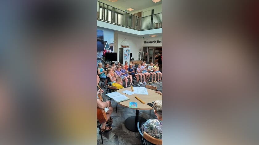 Groep 5/6 van de Koningin Wilhelminaschool verrast bewoners van De Hofstee met een verfrissend blokfluitconcert
