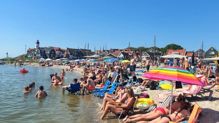 Urk trekt er massaal op uit en geniet van zonovergoten en warme zomerdagen