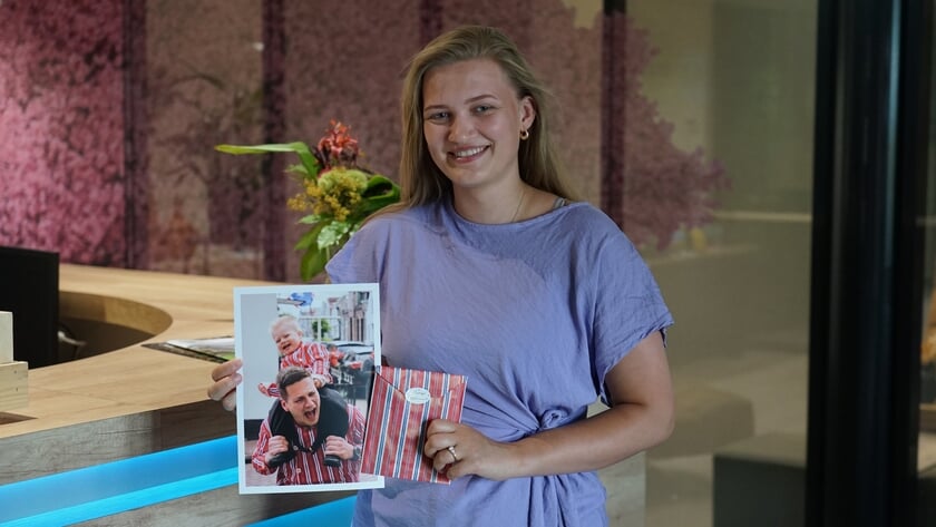 De inzender van de winnende Urkerdagfoto neemt prijs in ontvangst