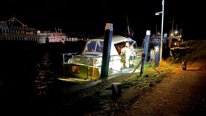 Brandweer komt in actie voor lekkend schip; het lek is gedicht, maar nog onduidelijk of verdere reparaties nodig zijn