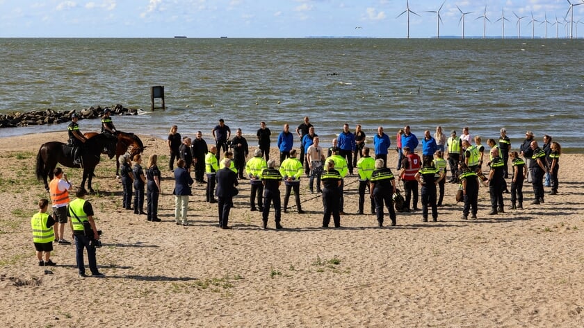 Opnames van Landelijk Expertisecentrum Persoonsvermissingen bij Urker strand: ‘dit doen we als er een vermist persoon is’