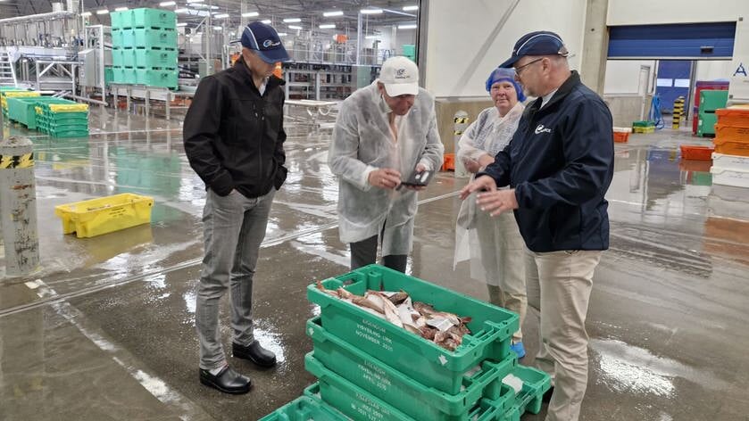 Burgemeester Bart Jaspers Faijer brengt samen met echtgenote werkbezoek aan Visveiling Urk