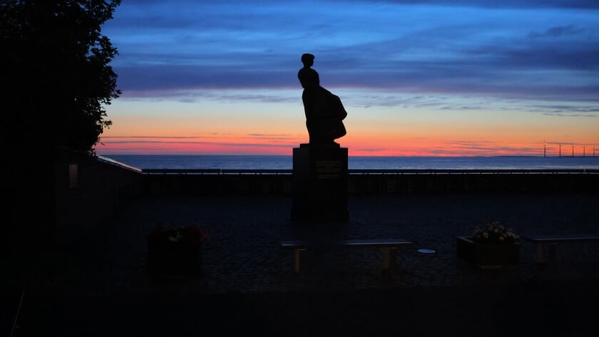 Annemarie Verhoeff legt op unieke manier lichtende nachtwolken boven IJsselmeer vast