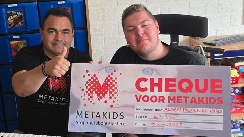 18-jarige Albert Pieter de Vries zamelt 3.378 euro in voor Metakids en overhandigt cheque