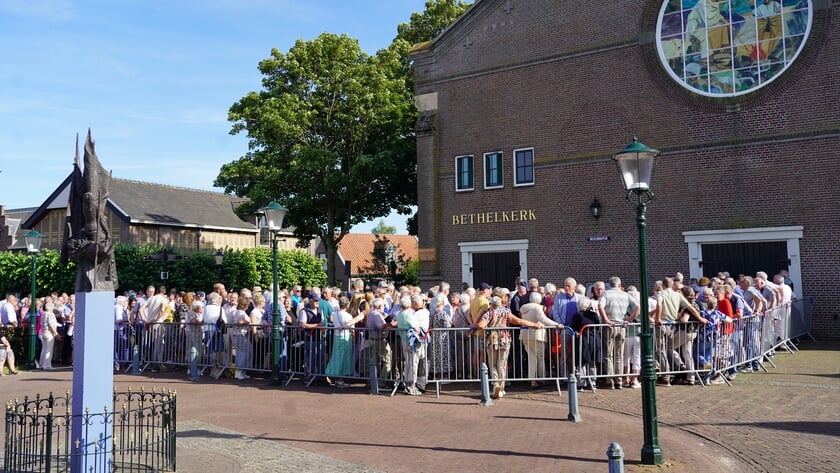 Met zijn allen in de rij voor de aftrap van het jubeljaar van Zingen in de Zomer op Urk