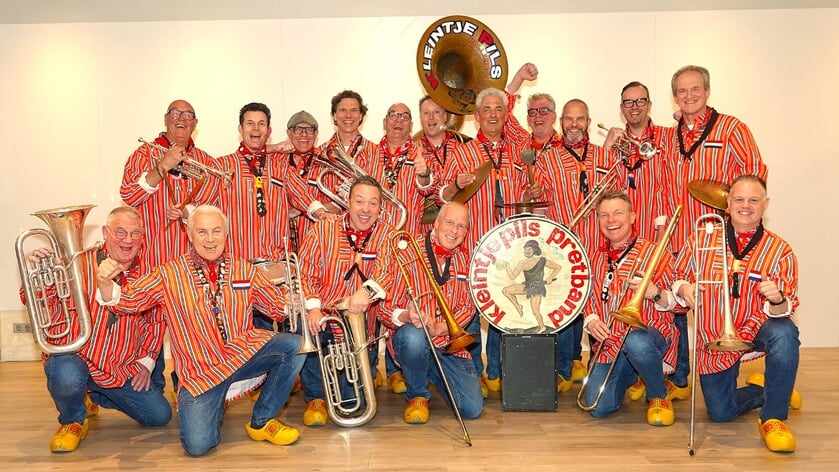 Wereldberoemd dweilorkest Kleintje Pils straalt de Urker stijl uit tot in Japan