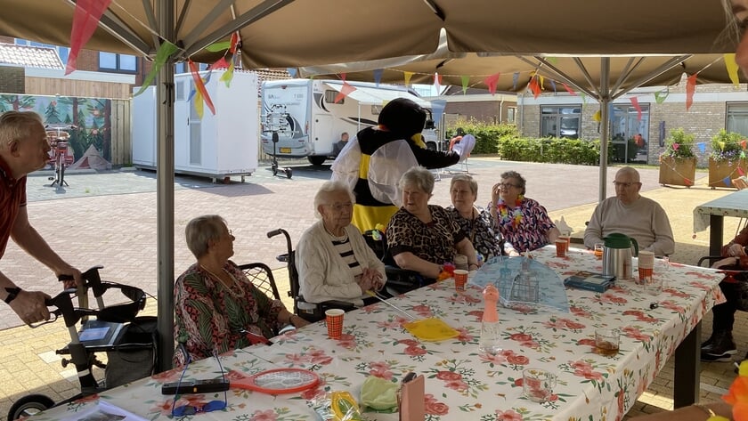Bewoners van Talma De Hofstee luiden zomervakantie in met een gezellige campingweek