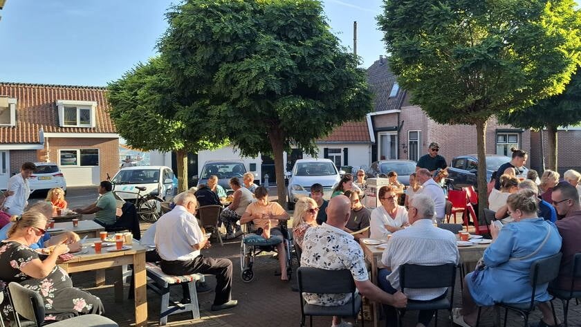 Pakketbezorger Rachid organiseert barbecue op Urk als dank én eerbetoon
