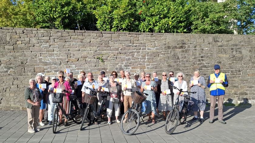 Leden van fietsclub Mit Eenkanger van Caritas Urk zijn na fietsdriedaagse een certificaat rijker