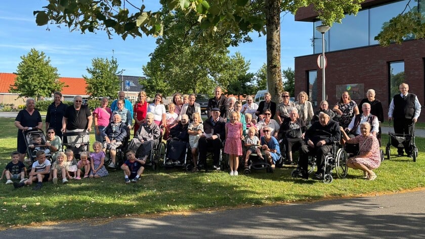 Nieuwe activiteit ‘rolstoelwandelen’ valt goed in de smaak bij de bewoners van Het Top