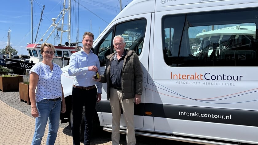 Begeleidingscentrum InteraktContour ontvangt gloednieuwe bus