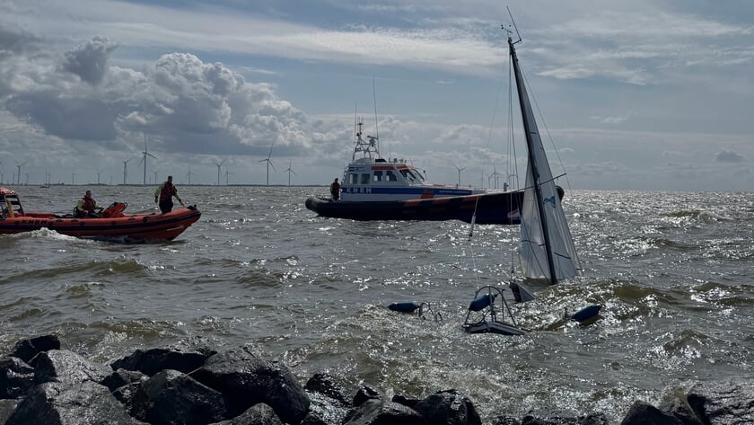 KNRM Urk schiet zeilboot te hulp; opvarenden zijn ongedeerd, maar de zeilboot zinkt in het IJsselmeer