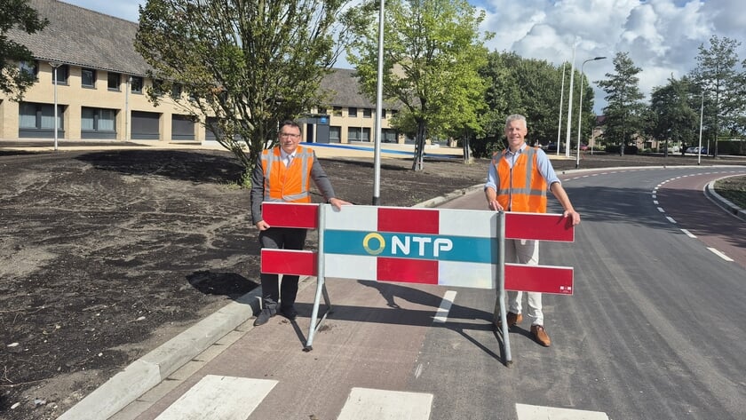 Na maanden van opstoppingen zit het werk aan de Singel er nu op: wethouder Willem Foppen zet het laatste dranghek weg