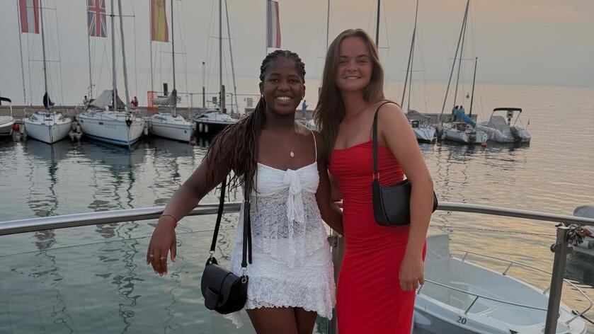 Urker vriendinnen Roseline en Cheline beleven tussenjaar als animatiewerkers in Italië