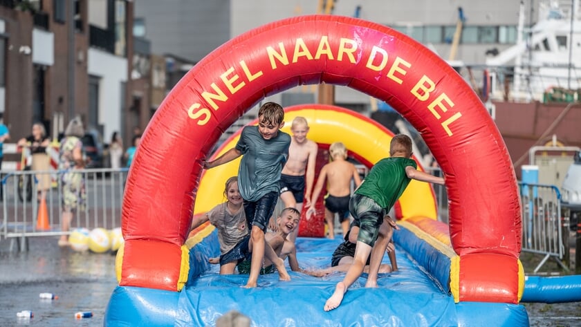 Spetterend waterfeest van jubilerende Intertoys Koster op het haventerrein