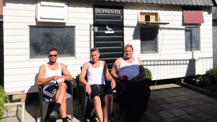Broers Jacob, Wouter en Hessel de Vries van PV IJssselmeervliegers Urk zetten een top één teletekstnotering neer