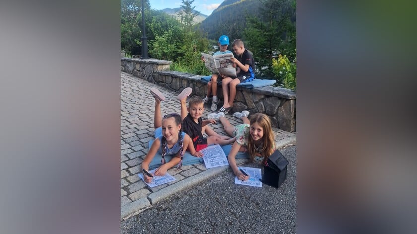 Op de foto met de krant op vakantie: Het Urkerland is al over de grens gespot