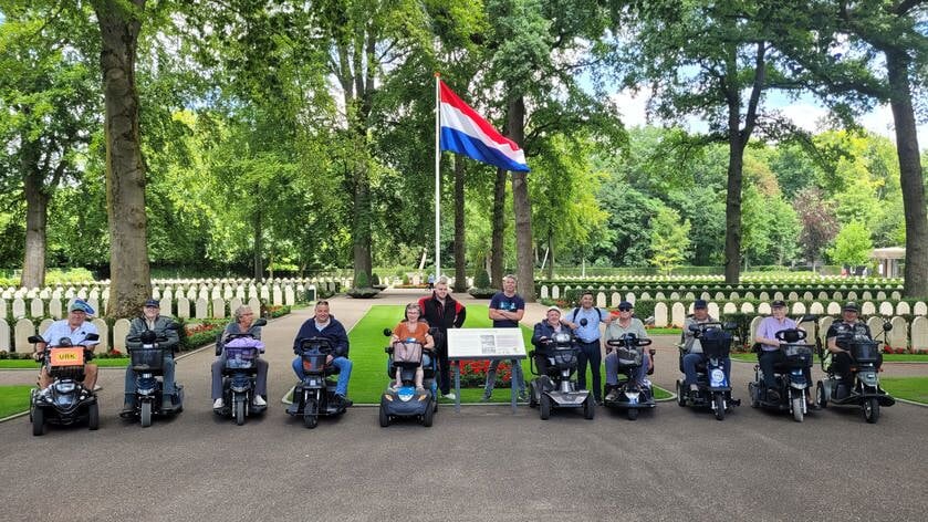 Urker scootmobielclub op excursie naar de Grebbeberg