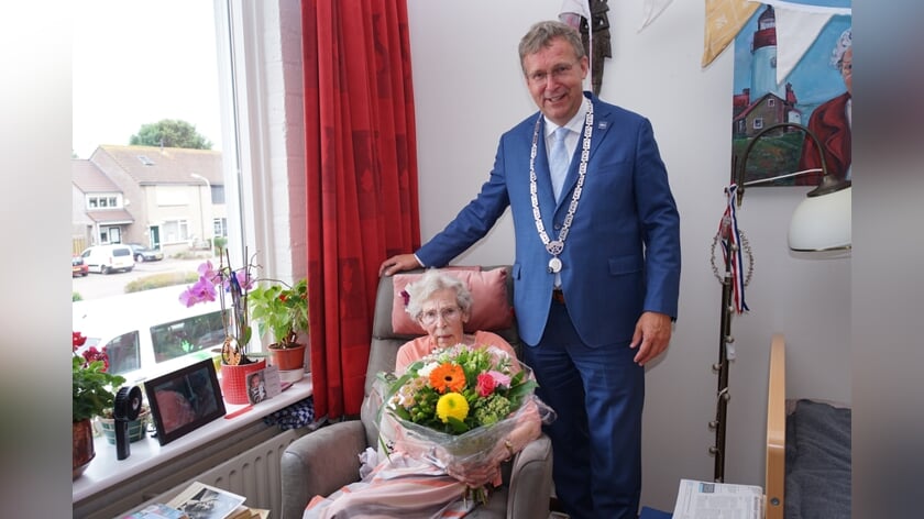 Plaatsgenote Harmpje Schutte-Roos viert 90ste verjaardag en krijgt bezoek van burgemeester Jaspers Faijer