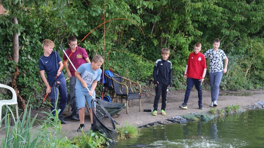 Jeugd slaat de ene na de andere vis aan de haak bij Tom’s Creek; uitje van Caritas Urk is groot succes