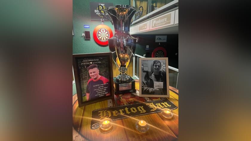 Geen clubkampioenschap de Rake Gooier; wel een eerbetoon aan twee veel te jong overleden Urker darters